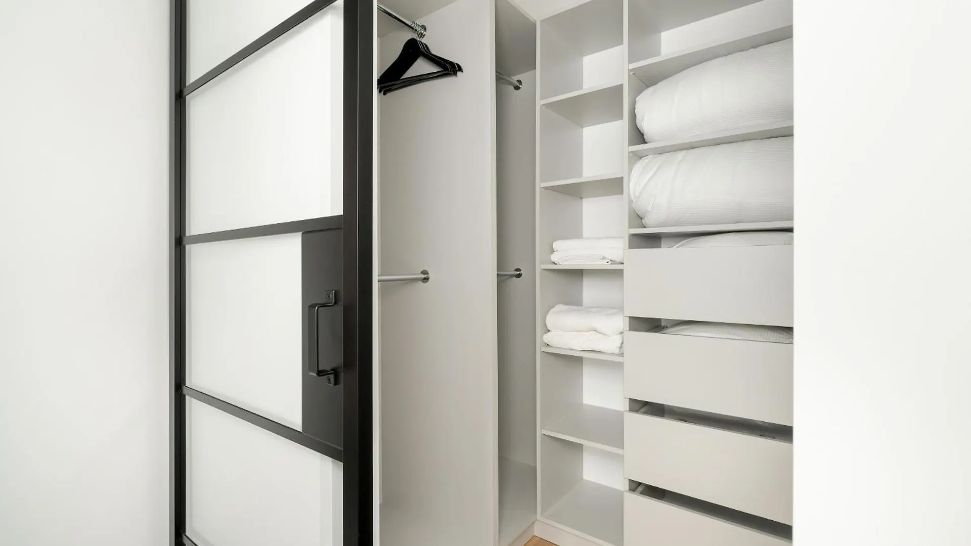 Nowoczesny Apartament Z Parkingiem W Sasiedztwie Starego Zoo By Noclegi Renters Poznań